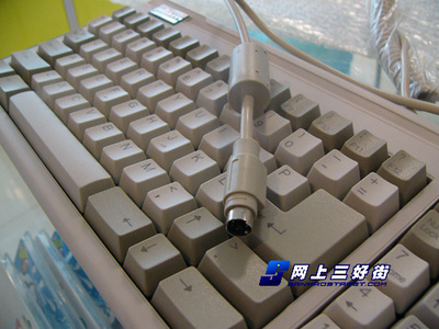 PLUM青軸機械白鍵盤實測體驗 手感一流，貿易代理新選